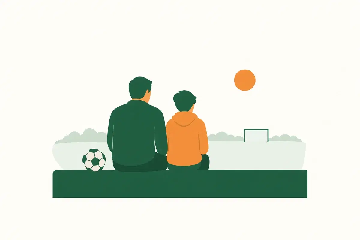 Illustration: Ein Erwachsener und ein Jugendlicher sitzen von hinten gesehen nebeneinander auf einer niedrigen Mauer am Rand eines leeren Fußballplatzes, daneben liegt ein Ball, die Abendsonne steht tief.